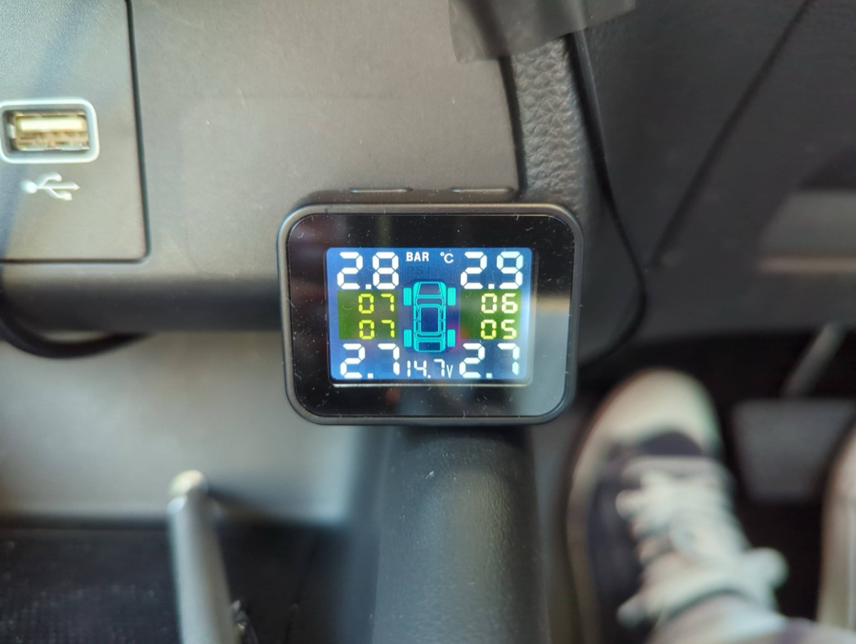 車内に取り付けた空気圧センサーのモニター。4本のタイヤの空気圧（bar）と温度（℃）が表示されている